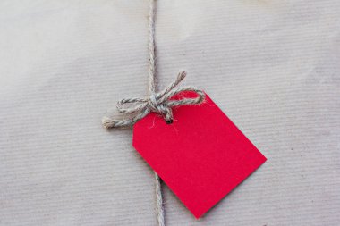 kraft kağıt ile kırmızı kart hediye