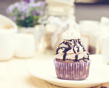 Çikolata ile çikolatalı kek