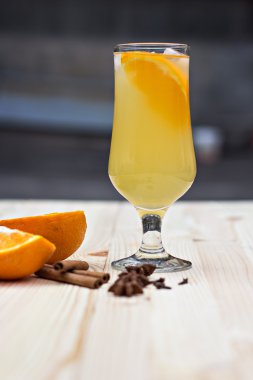 Portakal ve baharatlar ile limonata