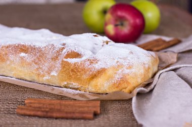 Apple strudel veya elmalı turta