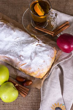 Apple strudel veya elmalı turta