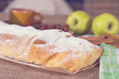 Apple strudel veya elmalı turta