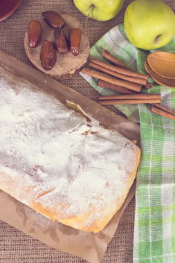 Apple strudel veya elmalı turta