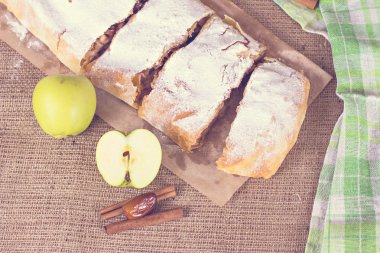 Apple strudel veya elmalı turta