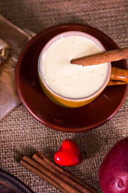 bir fincan kahve ve kalp