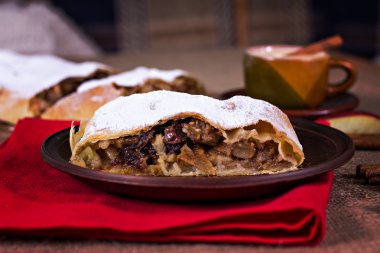 Apple strudel veya elmalı turta