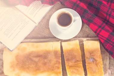 Kahve, ekose, pasta ve bir kitap.