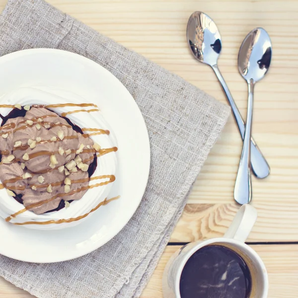 Vita maränger med brun choklad — Stockfoto