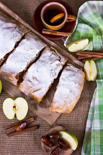 Strudel de manzana, tarta de manzana — Foto de Stock