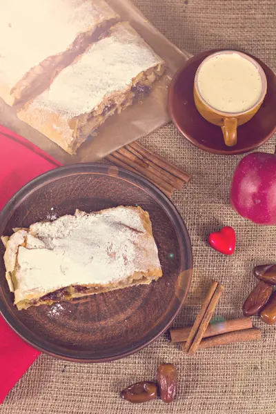 Apfelstrudel, appeltaart — Stockfoto