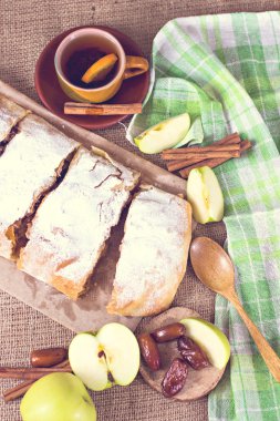 Apple strudel veya elmalı turta