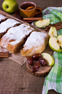 Apple strudel veya elmalı turta