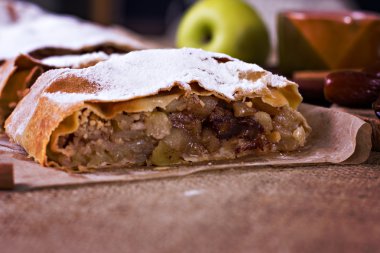 Apple strudel veya elmalı turta