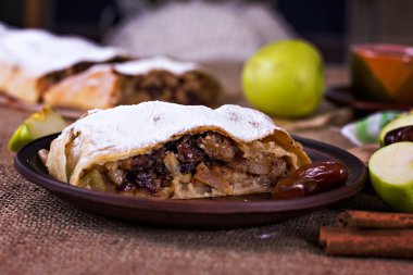 Apple strudel veya elmalı turta
