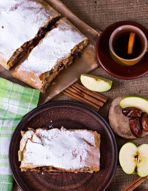 Apple strudel veya elmalı turta