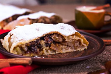 Apple strudel veya elmalı turta
