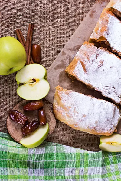 Manzana strudel o pastel de manzana — Foto de Stock