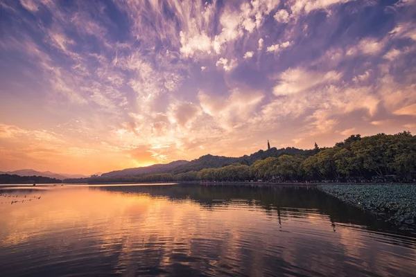 西子湖畔的夕阳 免版税图库图片