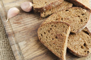 Bir ahşap tahta üzerinde kızarmış çavdar ekmeği. Rustik tarzı.