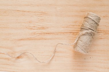 Eski makas ve skein jüt sicim bir ahşap arka plan, seçici odak, rustik tarzı.