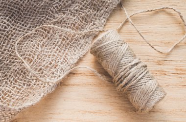 Çuval bezi ve skein jüt sicim bir ahşap arka plan, seçici odak, rustik tarzı.