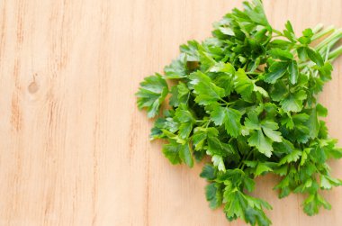 Organik taze demet maydanoz üzerinde ahşap rustik masa.