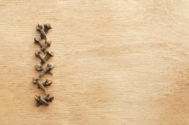 Karanfil ahşap bir masa üzerinde bir satýr. Kopya alanı.