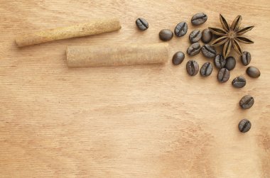 Kahve çekirdekleri, tarçın ve anason ahşap bir masa üzerinde.