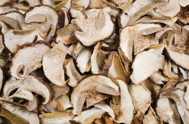 Ahşap bir masaya kuru porcini mantar. Gıda arka plan.