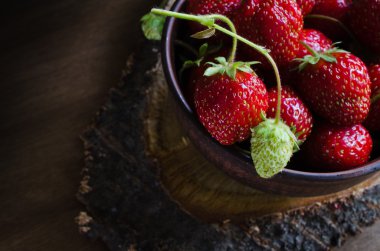 Ahşap arka plan üzerinde taze olgun organik çilek. Rustik tarzı.