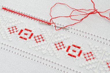 Kırmızı ve beyaz renk tuval üzerine nakış deseni ile ahşap hoop.