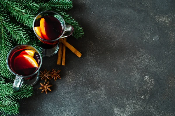 Weihnachtsglühwein Mit Gewürzen Und Früchten Auf Dunklem Hintergrund Traditionelles Heißgetränk — Stockfoto