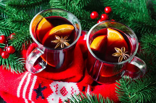 Fondo Navidad Con Vino Caliente Ramas Abeto Una Bufanda Cálida — Foto de Stock