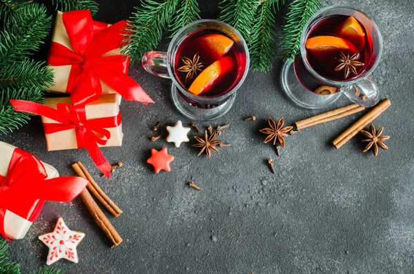 Weihnachtlicher Hintergrund Mit Glühwein Fichtenzweigen Und Einem Warmen Winterschal Draufsicht — Stockfoto