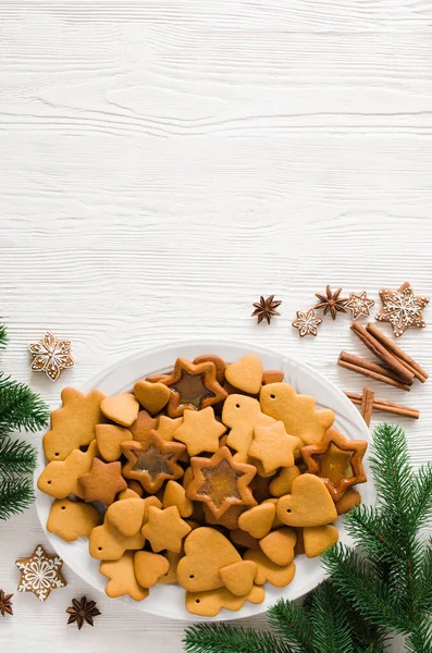 Teller voller frisch gebackener Weihnachts-Lebkuchen bereit, mit Sahnehäubchen auf weißem Holzhintergrund zu dekorieren. Kopierraum — Stockfoto