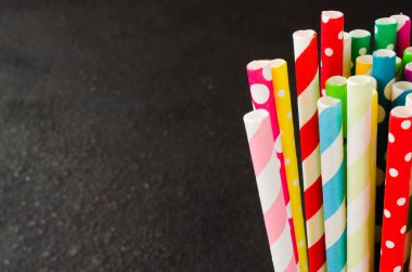 Kokteyller ve içecekler için farklı renklerde renkli kamışlar..