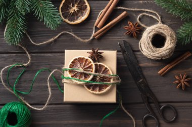 Hediye paketleme fikirleri. Doğal tasarım. Tatil hediyelerini paketliyorum. Noel süslemeleri.