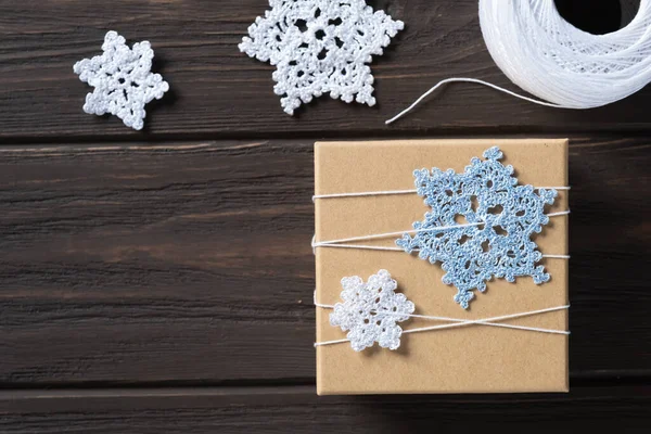 Ідея подарунків обгортання різдвяного подарунка та прикраси в'язаними сніжинками . — стокове фото