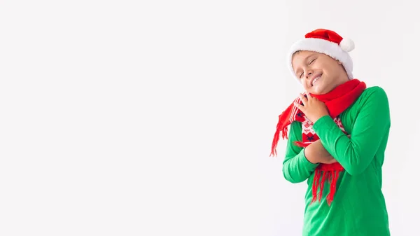 Retrato Niño Feliz Con Sombrero Santa Claus Envuelve Una Bufanda — Foto de Stock