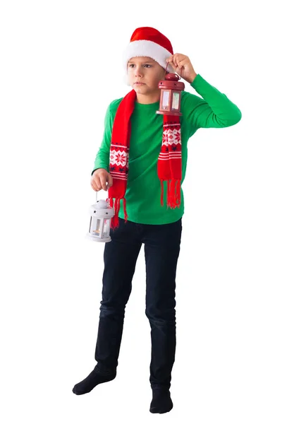 サンタクロースの帽子と冬のスカーフを身に着けている少年の肖像 手に白と赤の提灯で怖い子 クリスマスタイム — ストック写真