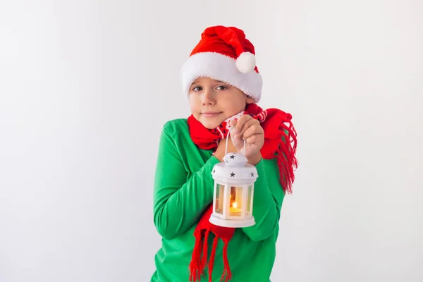 Retrato Niño Congelado Con Sombrero Santa Envuelve Una Bufanda Concepto — Foto de Stock