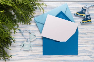 Boş Noel kartı, hediyeler ve köknar dalları. Mevsimlik selamlar için bir model.