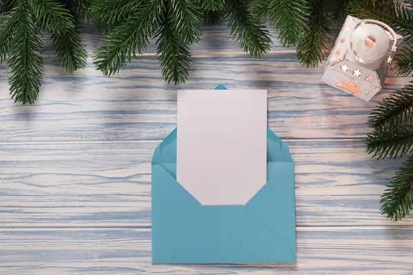 Pusta kartka świąteczna, koperta z szablonem listu. Makieta na pozdrowienia sezonowe. — Zdjęcie stockowe