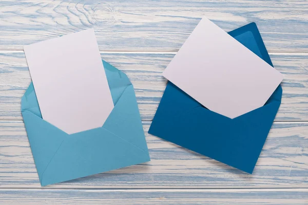 Cartões de Natal vazios, envelopes com carta modelo. Mockup para cumprimentos sazonais. — Fotografia de Stock