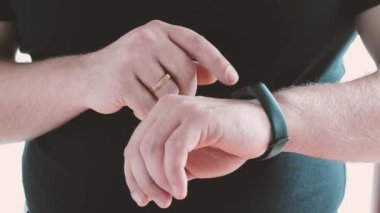 Ekranı Kaydıran Akıllı Adam 'ı Kullanıyor.