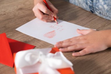 Erkek eli bir tebrik kartı çeker ve 