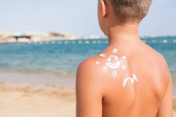 Sluneční Krém Podobě Slunce Vln Kůži Chlapce Letní Slunečný Den — Stock fotografie
