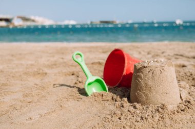 Güneşli bir günde Temiz Boş Sahilde Çocuklar Sahil Oyuncakları