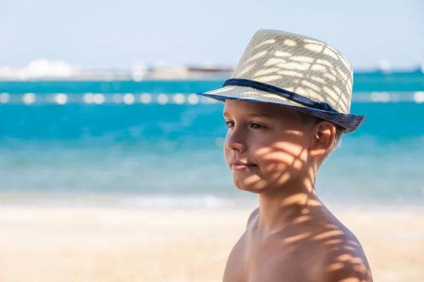 Ritratto Felice Elegante Ragazzo Con Cappello Gode Vita Sulla Spiaggia — Foto Stock