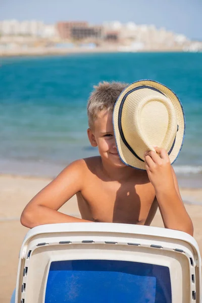 Šťastný Stylový Chlapec Skrývá Kloboukem Těší Život Letní Pláži Šťastně — Stock fotografie